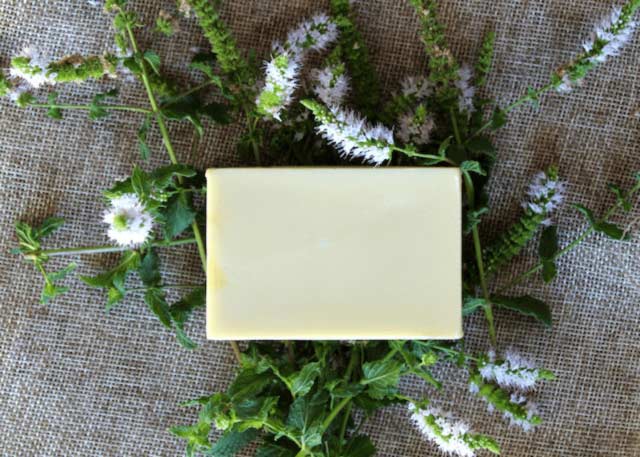 sapone naturale menta piperita su fiori e foglie di menta