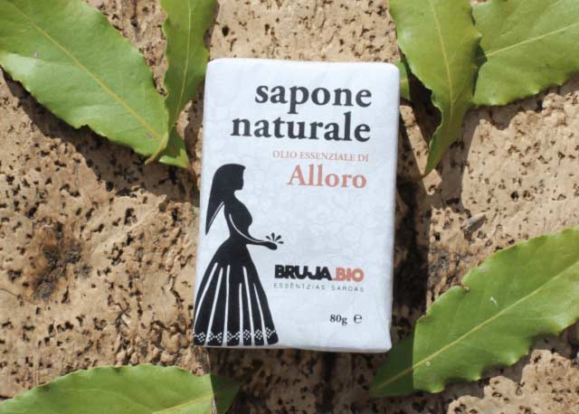 sapone naturale alloro con foglie di alloro